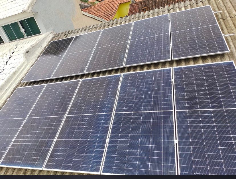 Instalação de placas solares em telhado residencial
